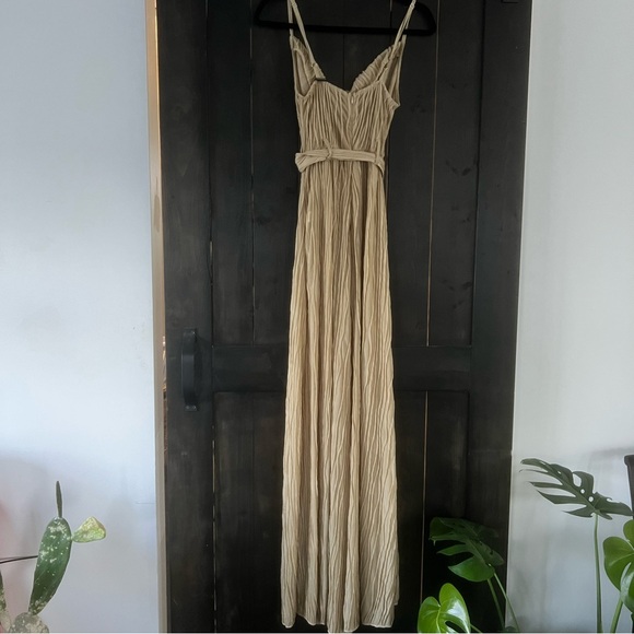 Pretty little thing NWT stone beige textured belted cowl neck wide leg jump suit - Picture 6 of 8